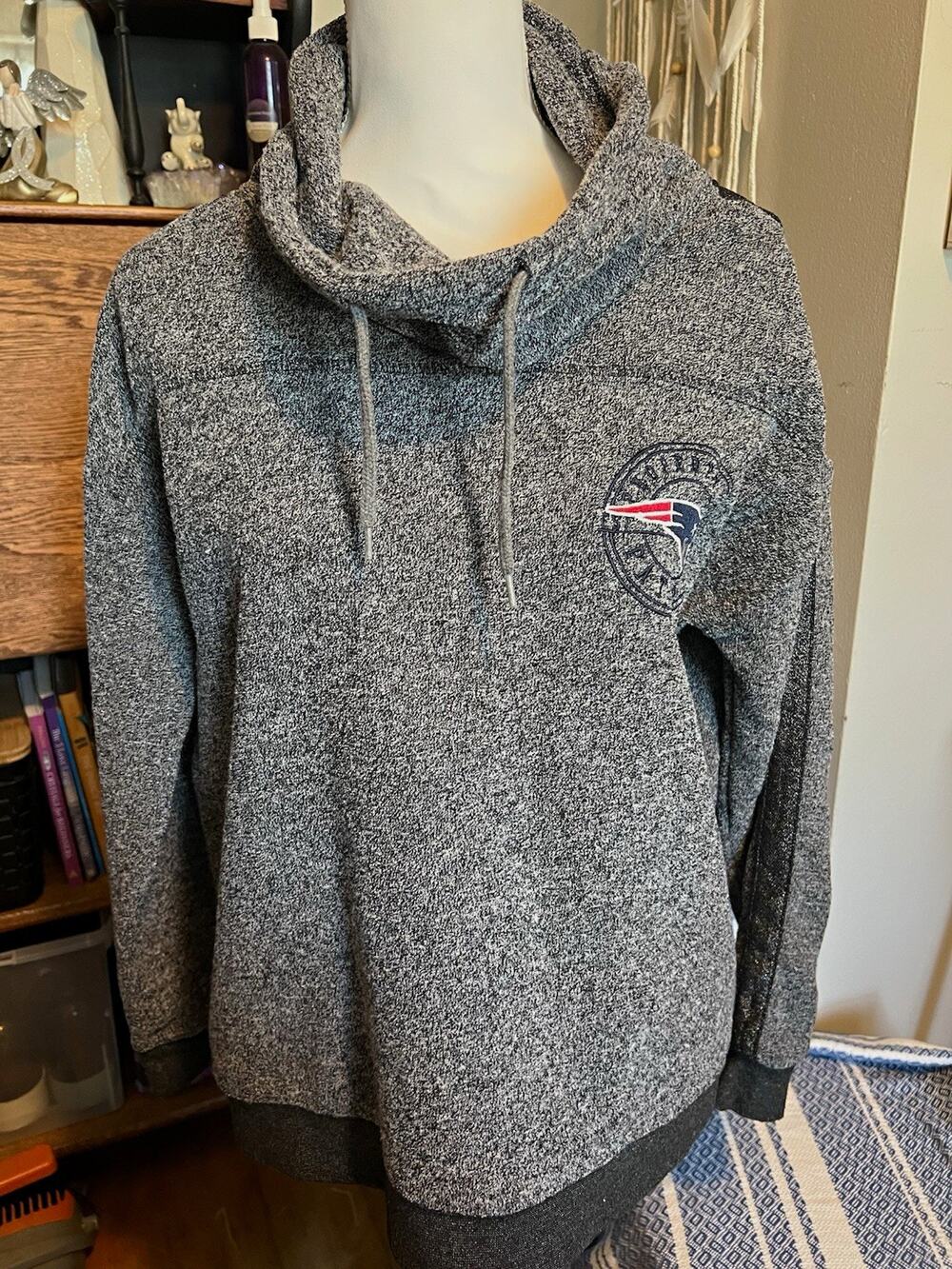Woman's NFL Team Apparel New England Patriots NFL Cowl Neck Sweatshirt Size L